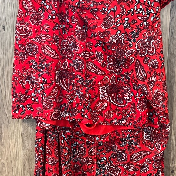 Beautiful red floral crop dress with shorts. - Picture 3 of 4